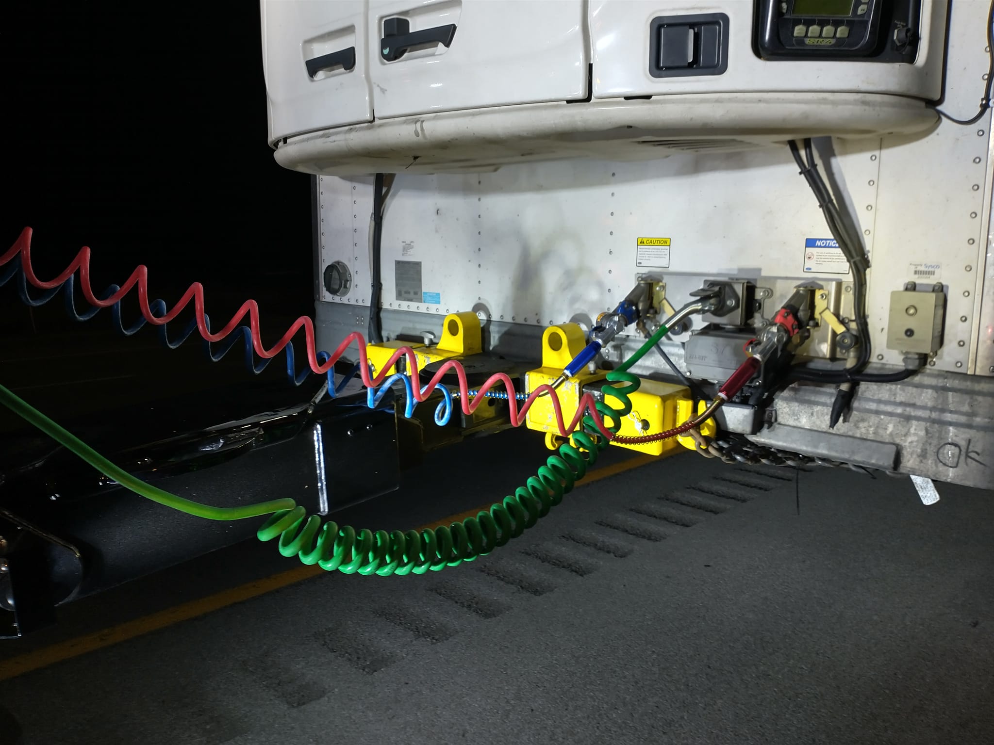 electrical wiring from tow truck to camper being hauled